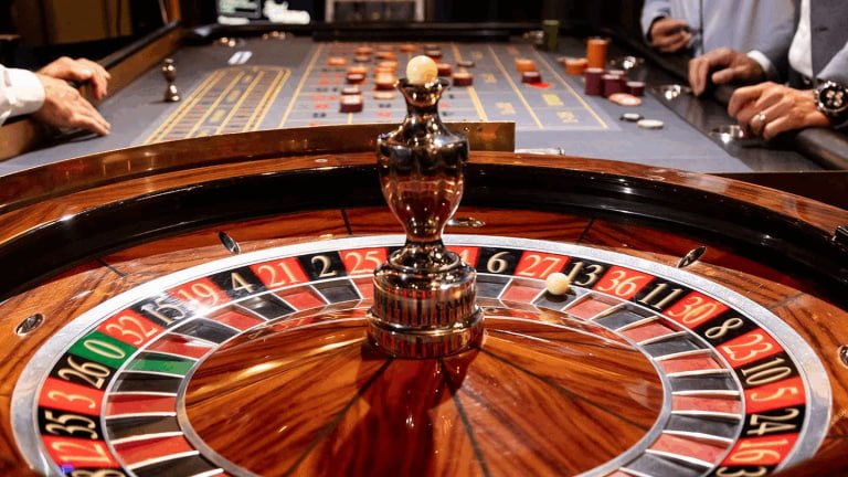 Dealer langsung di studio live draw memandu putaran Bandar Ceme